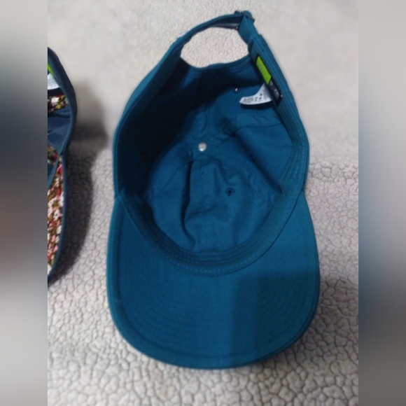 Lot of 2 Nike Women's Hats - Picture 4 of 7